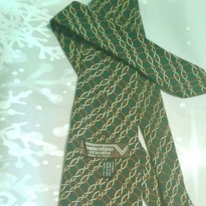 Gorgeous rich colors of hunter green, paprika and